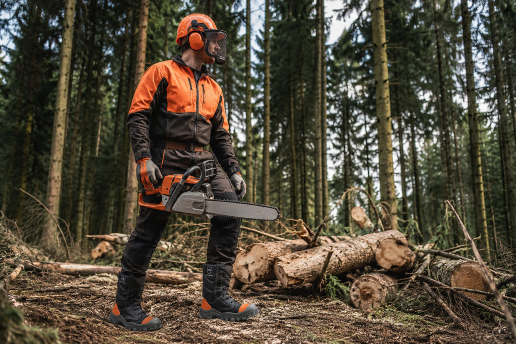 Usar coturno motosserrista para proteção no trabalho